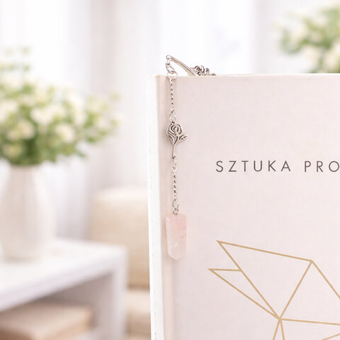 Cienka srebrna zakładka do książki piórko z zawieszką z kwarcu różowego i stalową różą, w ozdobnym pudełku prezentowym.