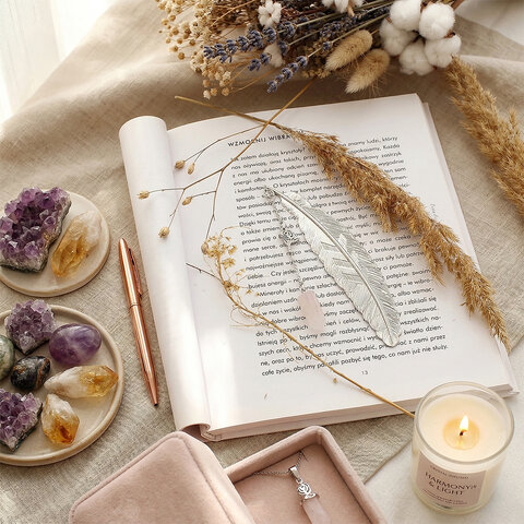 Cienka srebrna zakładka do książki piórko z zawieszką z kwarcu różowego i stalową różą, w ozdobnym pudełku prezentowym.