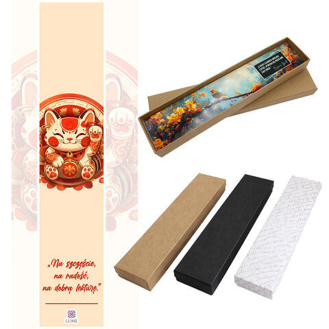 Zakładka do książki z antycznego brązu w kształcie pióra, z czerwonymi kryształkami i grafiką radosnego kota Maneki Neko pod szklanym kaboszonem