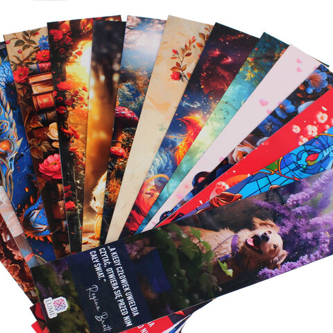 Zakładka do książki z antycznego brązu z motywem łusek smoka i zawieszką w kształcie dużej, zdobionej włóczni w stylu fantasy.