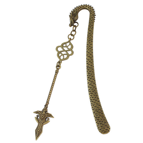 Zakładka do książki z antycznego brązu z motywem łusek smoka i zawieszką w kształcie dużej, zdobionej włóczni w stylu fantasy.