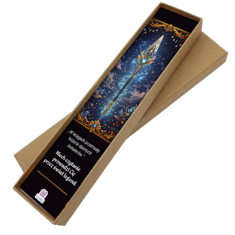 Zakładka do książki z antycznego brązu z motywem łusek smoka i zawieszką w kształcie dużej, zdobionej włóczni w stylu fantasy.