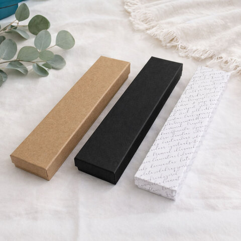 Zakładka do książki z antycznego brązu z motywem łusek smoka i zawieszką w kształcie dużej, zdobionej włóczni w stylu fantasy.