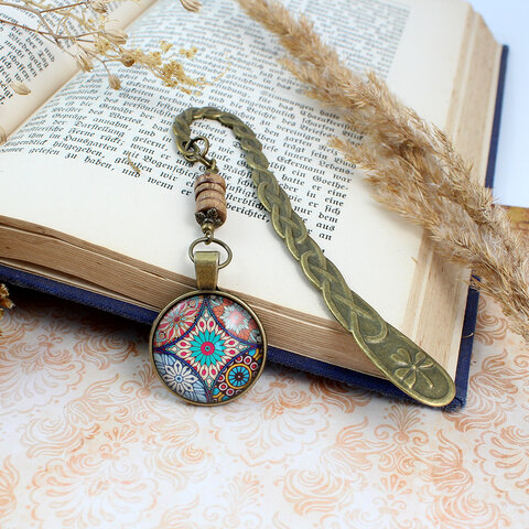Zakładka do książki z antycznego brązu z plecionym wzorem, drewnianymi koralikami i wielobarwną, harmonijną mandalą pod szklanym kaboszonem