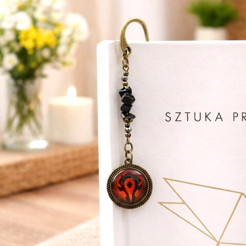 Zakładka do książki w kolorze antycznego brązu z symbolem Hordy pod szklanym kaboszonem i bryłkami ciemnego kamienia Noc Kairu Zakładka do książki w kolorze antycznego brązu z symbolem Hordy pod szklanym kaboszonem i bryłkami ciemnego kamienia Noc Kairu