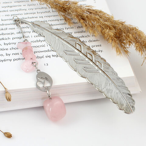 Srebrna zakładka do książki pióro z kwarcem różowym i stalowym łącznikiem przedstawiającym mamę z dzieckiem, zapakowana w pudełko prezentowe.