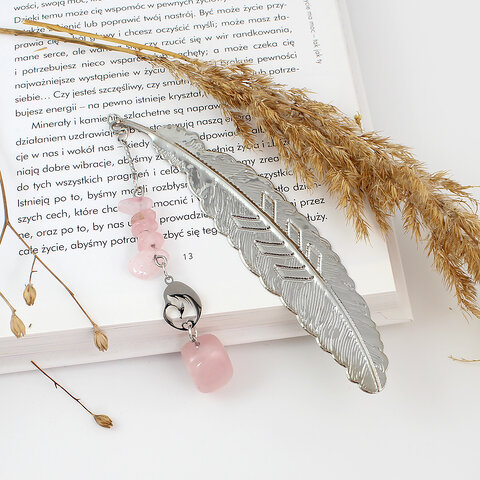 Srebrna zakładka do książki pióro z kwarcem różowym i stalowym łącznikiem przedstawiającym mamę z dzieckiem, zapakowana w pudełko prezentowe.