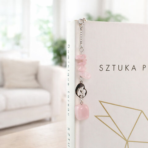 Srebrna zakładka do książki pióro z kwarcem różowym i stalowym łącznikiem przedstawiającym mamę z dzieckiem, zapakowana w pudełko prezentowe.