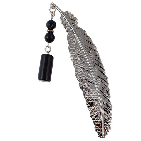 Cienka metalowa zakładka do książki piórko w kolorze grafitowym z zawieszką z połyskującego kamienia Noc Kairu, zapakowana w pudełko z dedykacją. Cienka metalowa zakładka do książki piórko w kolorze grafitowym z zawieszką z połyskującego kamienia Noc Kairu, zapakowana w pudełko z dedykacją.