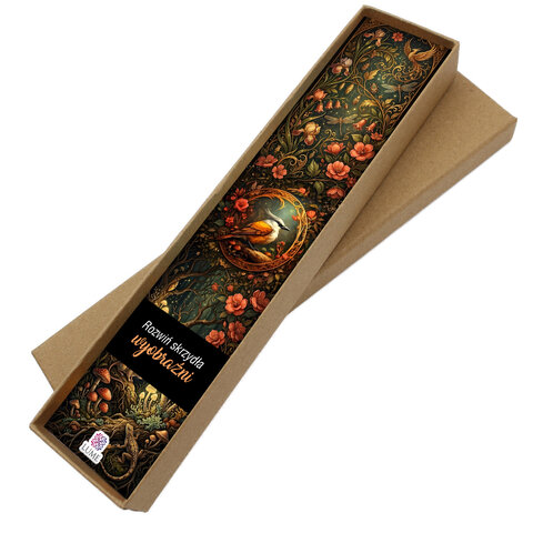 Zakładka do książki z antycznego brązu z szklanym kaboszonem w oprawie zdobionej kryształkami, przedstawiającym ryciny w stylu vintage z sikorą bogatką i zawieszką w kształcie piórka.