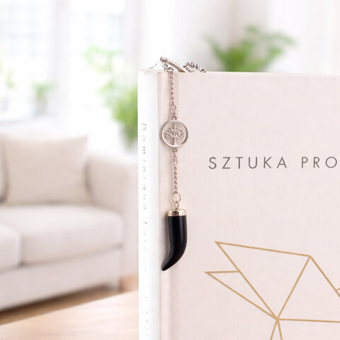 Cienka srebrna zakładka do książki piórko z zawieszką z połyskującego kamienia Noc Kairu w kształcie kła i stalowym drzewem życia.