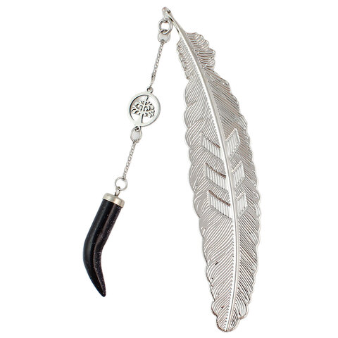 Cienka srebrna zakładka do książki piórko z zawieszką z połyskującego kamienia Noc Kairu w kształcie kła i stalowym drzewem życia.