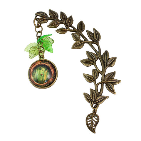 Zakładka do książki z antycznego brązu z zawieszką w formie zielonych listków i grafiką drzwi do domu Hobbita pod szklanym kaboszonem.