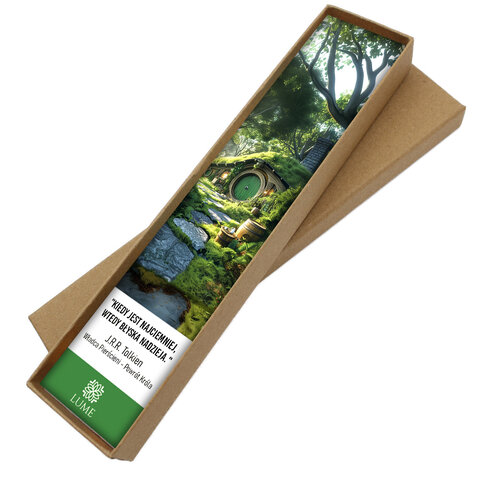 Zakładka do książki z antycznego brązu z zawieszką w formie zielonych listków i grafiką drzwi do domu Hobbita pod szklanym kaboszonem.