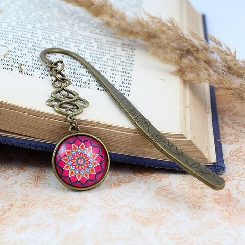 Zakładka do książki z antycznego brązu z niebieskimi koralikami i wielobarwną, harmonijną mandalą pod wypukłym szkiełkiem.