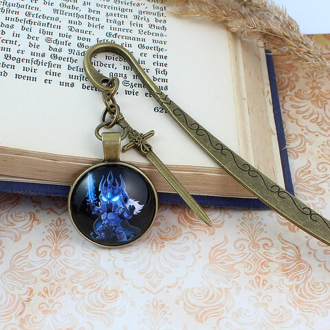 Zakładka do książki z antycznego brązu z graficznym motywem uroczego Lich Kinga w stylu chibi z mieczem pod wypukłym szkiełkiem.