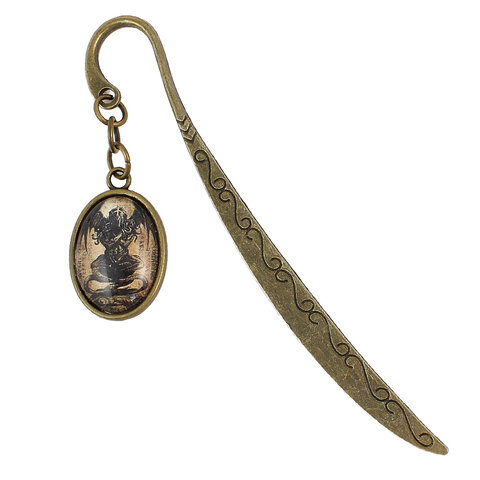 Zakładka do książki z antycznego brązu z owalnym szklanym kaboszonem przedstawiającym mroczny posążek Cthulhu inspirowany prozą Lovecrafta.