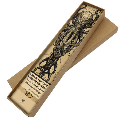 Zakładka do książki z antycznego brązu z owalnym szklanym kaboszonem przedstawiającym mroczny posążek Cthulhu inspirowany prozą Lovecrafta.