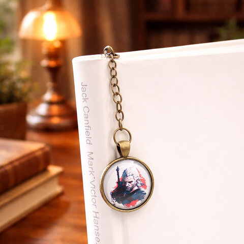 Metalowa zakładka do książki w kolorze antycznego brązu z grafiką wojownika/wiedźmina pod szklanym szkiełkiem i ozdobną zawieszką. Metalowa zakładka do książki w kolorze antycznego brązu z grafiką wojownika/wiedźmina pod szklanym szkiełkiem i ozdobną zawieszką.