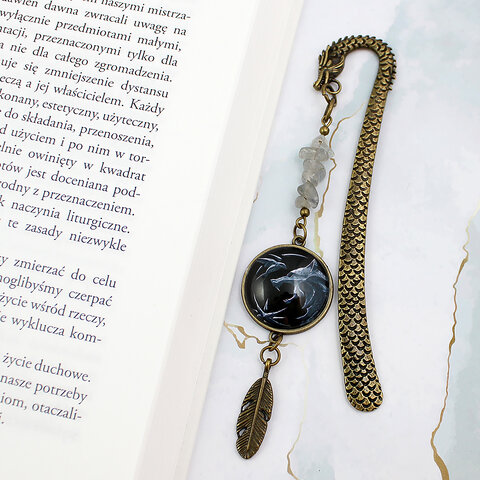 Metalowa zakładka do książki w kolorze antycznego brązu z grafiką głowy wilka pod szklanym szkiełkiem, styl wiedźmiński, fantasy.