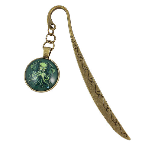 Zakładka do książki z antycznego brązu z graficznym przedstawieniem Przedwiecznego Cthulhu pod szklanym kaboszonem na tle zielonych odcieni.