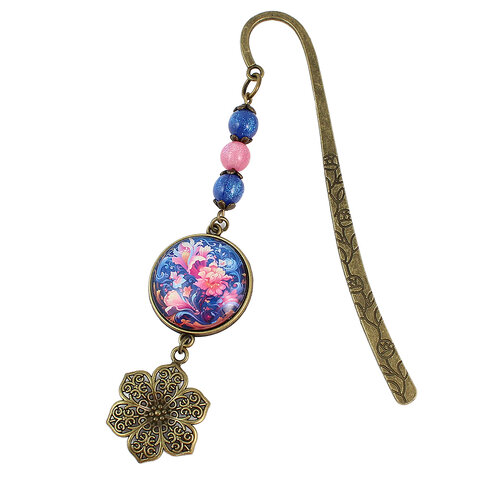 Zakładka do książki z antycznego brązu z niebieskim koralikiem i niebiesko-różowymi, kwitnącymi kwiatami pod szklanym kaboszonem.