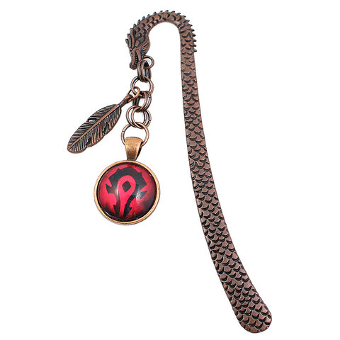 Metalowa zakładka do książki w kształcie smoka w kolorze oksydowanej miedzi z czerwoną grafiką z symbolem Hordy z World of Warcraft pod szklanym szkiełkiem oraz małą zawieszką w kształcie piórka.