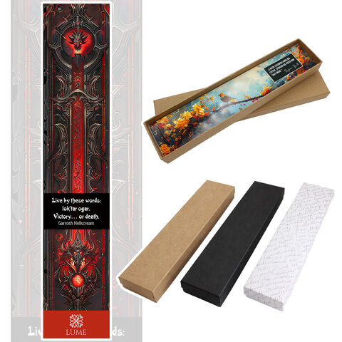 Metalowa zakładka do książki w kształcie smoka w kolorze oksydowanej miedzi z czerwoną grafiką z symbolem Hordy z World of Warcraft pod szklanym szkiełkiem oraz małą zawieszką w kształcie piórka.