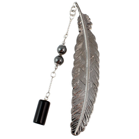 Cienka metalowa zakładka do książki pióro w kolorze grafitowym z zawieszką z czarnego onyksu i kulistego hematytu, w czarnym pudełku.