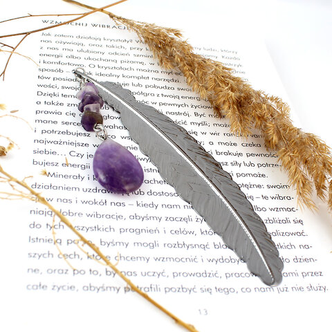 Cienka metalowa zakładka do książki pióro w kolorze grafitowym z zawieszką z fioletowego ametystu (bryłki i łezka) w ozdobnym pudełku.