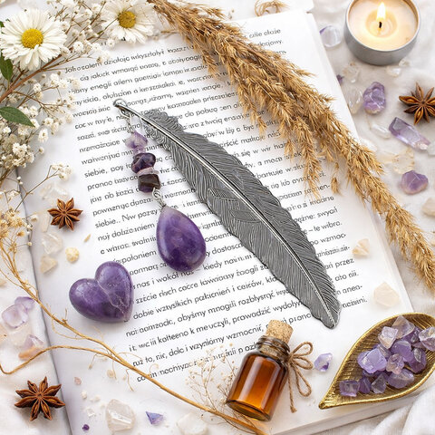 Cienka metalowa zakładka do książki pióro w kolorze grafitowym z zawieszką z fioletowego ametystu (bryłki i łezka) w ozdobnym pudełku.