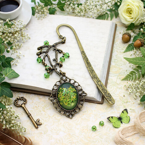 zakładka do książki z kwiatami i gałązkami natura zielona metalowa dla mamy babci na prezent