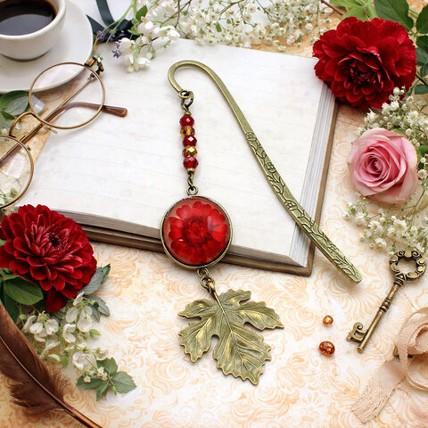 zakładka do książki z kwiatami, zakładka handmade, zakładka z żywicy, prawdziwe kwiaty w żywicy, zakładka z suszonymi kwiatami, zakładka vintage, zakładka antyczny brąz, zakładka w stylu retro, zakładka botaniczna, zakładka floral, zakładka artystyczna