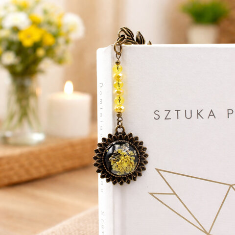 zakładka do książki z kwiatami w żywicy żółta vintage na prezent dla mamy babci