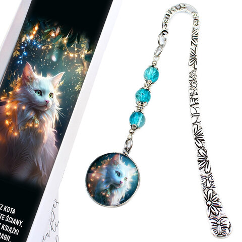 Srebrna zakładka do książki z metalowym trzonem w kwiaty i motyle, niebieskimi koralikami oraz zawieszką z autorską grafiką białego długowłosego kota Srebrna zakładka do książki z metalowym trzonem w kwiaty i motyle, niebieskimi koralikami oraz zawieszką z autorską grafiką białego długowłosego kota