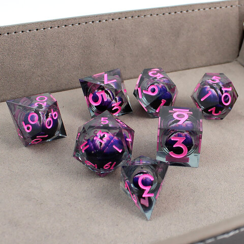 Zestaw 7 kości RPG z żywicy z ostrymi krawędziami imitujący kosmos z błękitnym płynnym wnętrzem i fioletowymi smugami | Kości Liquid Core Astral Nebula Lume Design