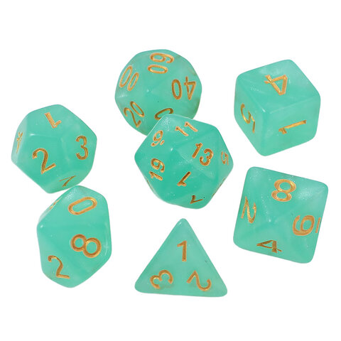Turkusowe kości wielościenne do RPG ze złotymi cyframi i połyskiem. Turkusowe kości wielościenne do RPG ze złotymi cyframi i połyskiem.