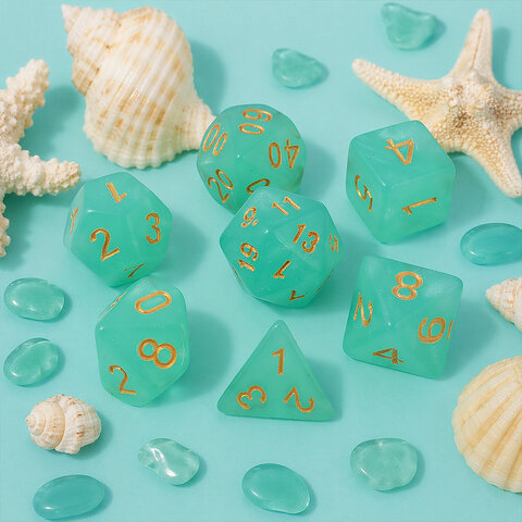 Turkusowe kości wielościenne do RPG ze złotymi cyframi i połyskiem. Turkusowe kości wielościenne do RPG ze złotymi cyframi i połyskiem.