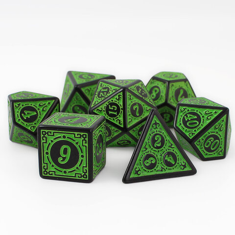 Zestaw czarno-zielonych kości RPG Verdant Arcane z ozdobnymi grawerowanymi ramkami. Zestaw czarno-zielonych kości RPG Verdant Arcane z ozdobnymi grawerowanymi ramkami.