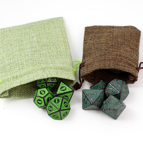 Zestaw czarno-zielonych kości RPG Verdant Arcane z ozdobnymi grawerowanymi ramkami. Zestaw czarno-zielonych kości RPG Verdant Arcane z ozdobnymi grawerowanymi ramkami.