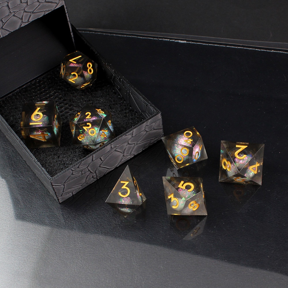Kości RPG żywiczne Liquid Core czarne złote D&D Sharp Edge 7 szt