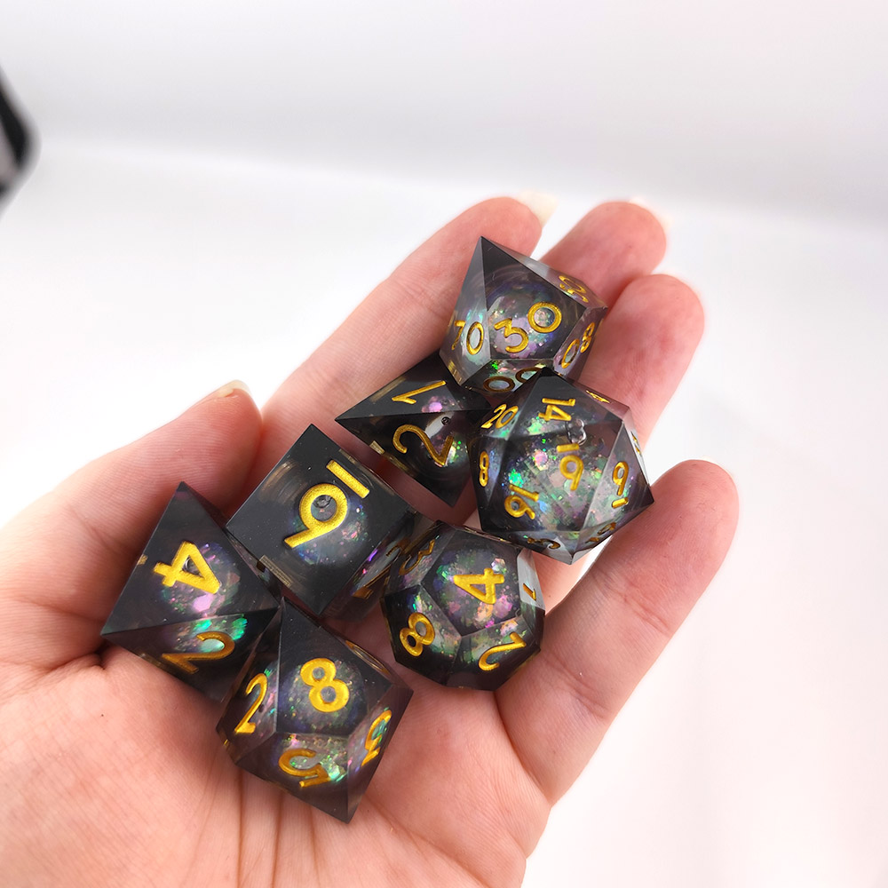 Kości RPG żywiczne Liquid Core czarne złote D&D Sharp Edge 7 szt