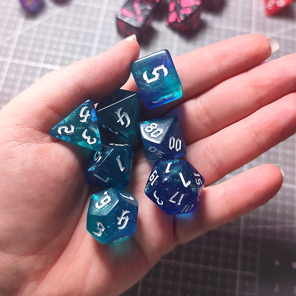 Kości RPG akrylowe turkusowe niebieskie brokatowe DnD woreczek