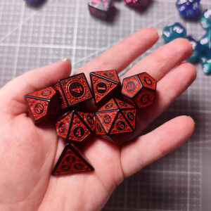Kości RPG akrylowe czarne czerwone ornamenty DnD woreczek