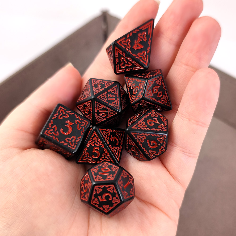Kości RPG akrylowe czarne celtyckie czerwone D&amp;D zestaw 7 szt.