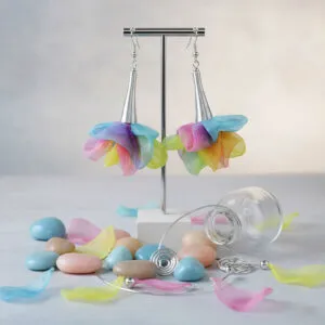 Kolczyki tęczowe z tkaniny w formie lekkich kwiatów – Lume Design