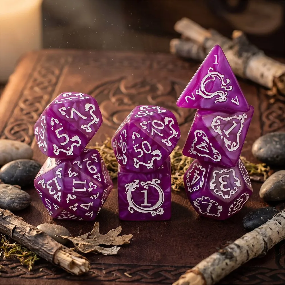 Zestaw fioletowych kości wielościennych Dragon's Amethyst ze smoczym motywem.