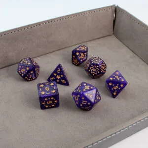 Zestaw 7 akrylowych kości RPG o zaokrąglonych krawędziach w kolorze fioletowym ze złotymi gwiazdkami | Akrylowe Kości Amethyst Stars Lume Design