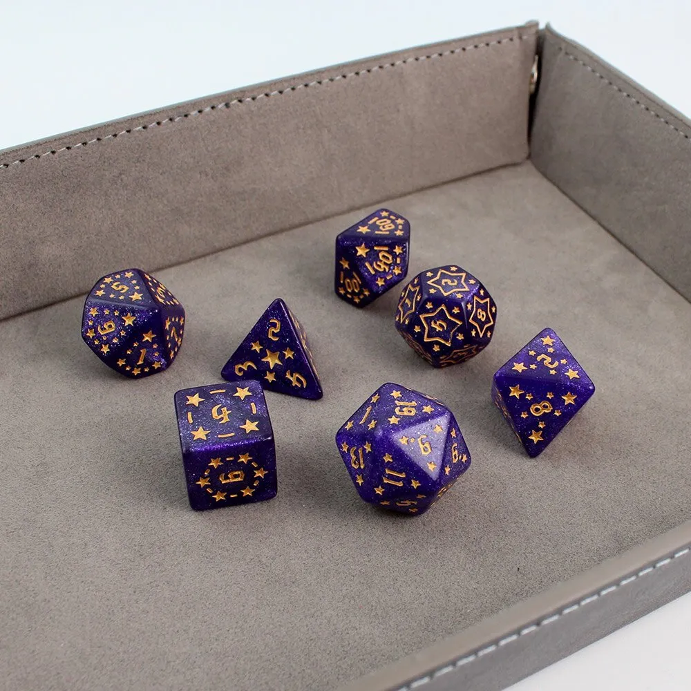 Zestaw 7 akrylowych kości RPG o zaokrąglonych krawędziach w kolorze fioletowym ze złotymi gwiazdkami | Akrylowe Kości Amethyst Stars Lume Design