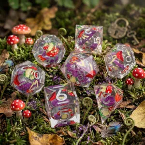 Zestaw 7 przezroczystych kości RPG z żywicy z ilustracjami grzybów i fioletowym płynnym wnętrzem | Kości Liquid Core Mystic Shrooms Lume Design